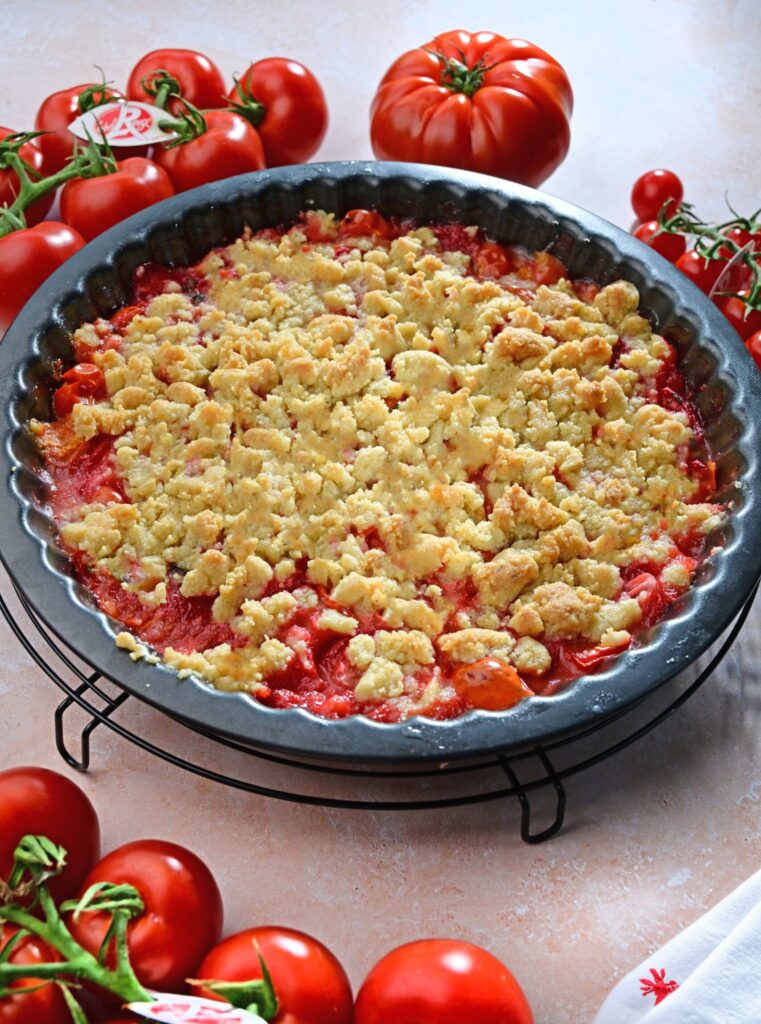 Recette de crumble aux tomates et aux fraises.