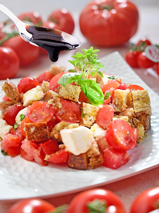 Salade de tomates, mozzarella et croutons.